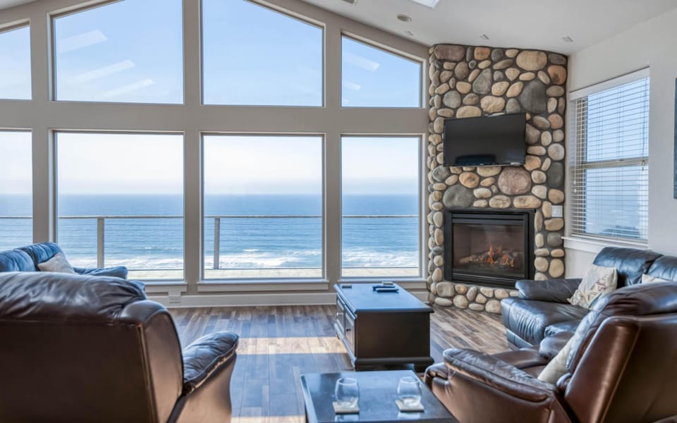 Pacific Breeze House in Devils Lake