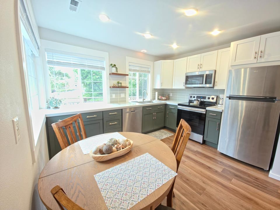 Day, Kitchen or kitchenette, Dining area, furniture, microwave, kitchen