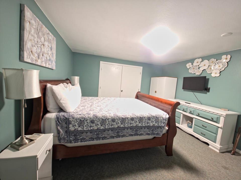 Bed, TV and multimedia, Bedroom, furniture