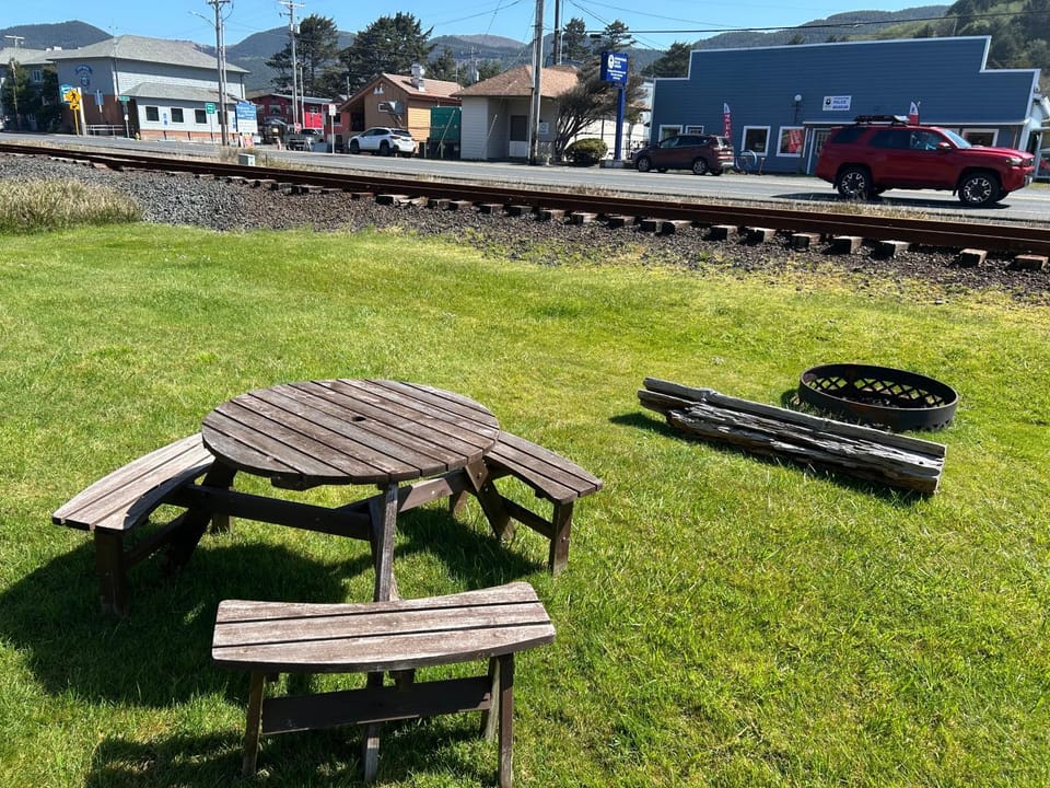Patio, Day, BBQ facilities, Seating area, Dining area, Parking