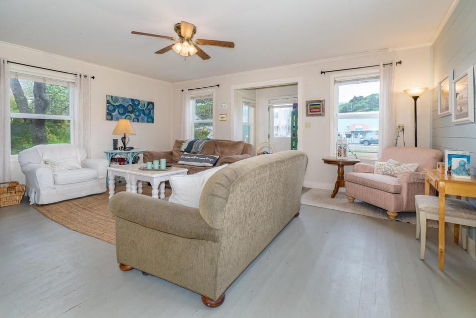 Serenity Cottage House in Rockaway Beach