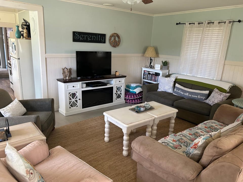 Day, TV and multimedia, Living room, Seating area, furniture