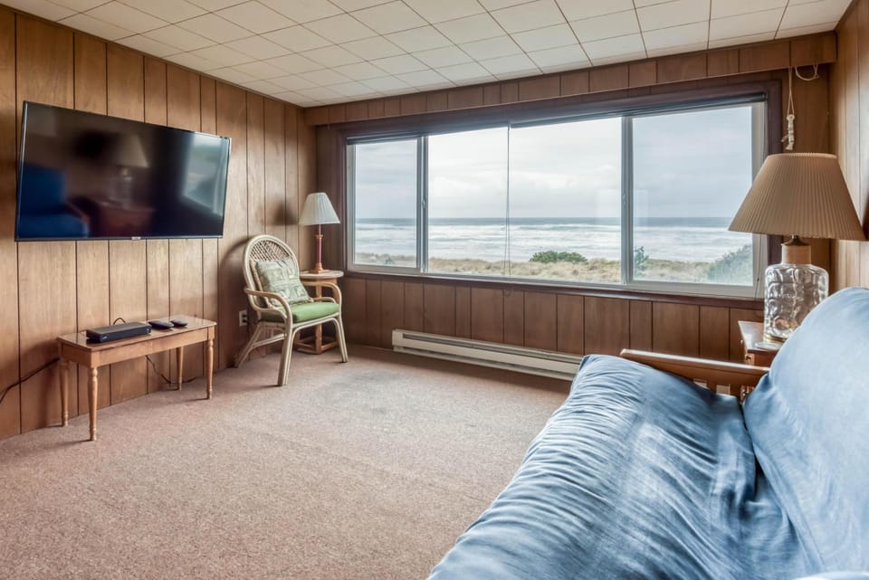 The Hamptons House in Rockaway Beach