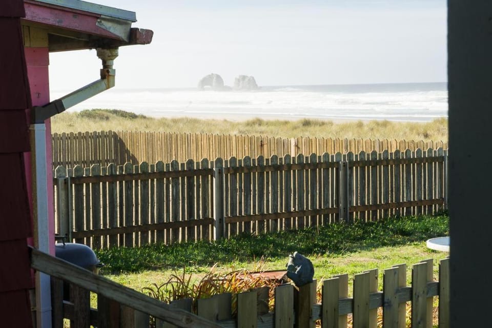 The Hamptons House in Rockaway Beach