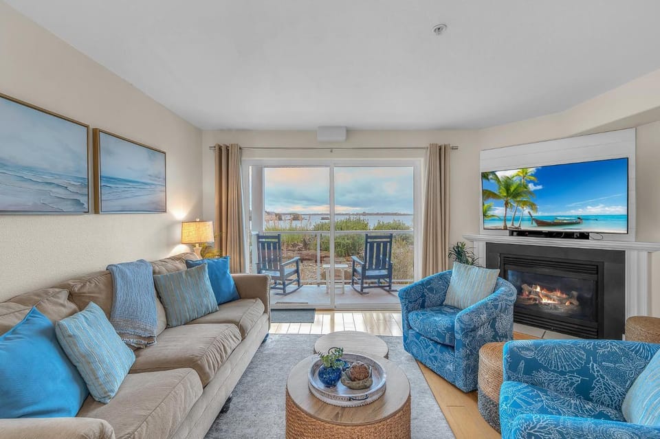 Day, TV and multimedia, View (from property/room), Balcony/Terrace, Living room, Seating area, fireplace, furniture
