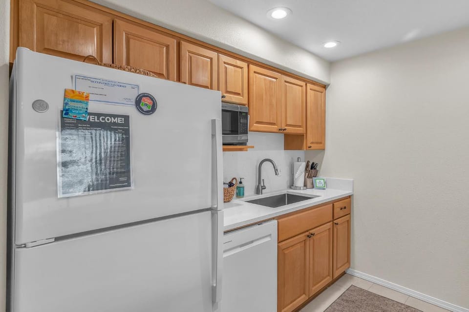 Kitchen or kitchenette, microwave, kitchen