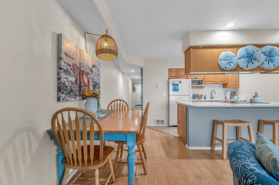 Kitchen or kitchenette, Seating area, Dining area, furniture