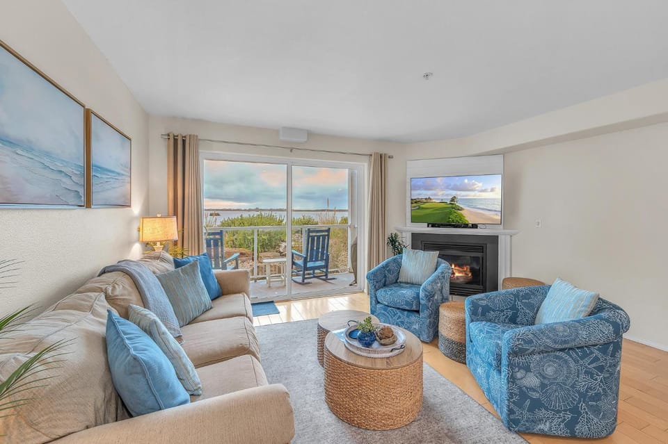 TV and multimedia, View (from property/room), Balcony/Terrace, Living room, Seating area, Sea view, fireplace, furniture