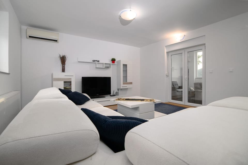 Living room, internet, air conditioner