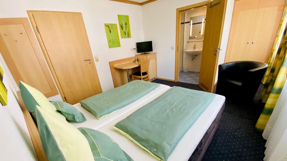 Bed, Photo of the whole room, Seating area, Bedroom