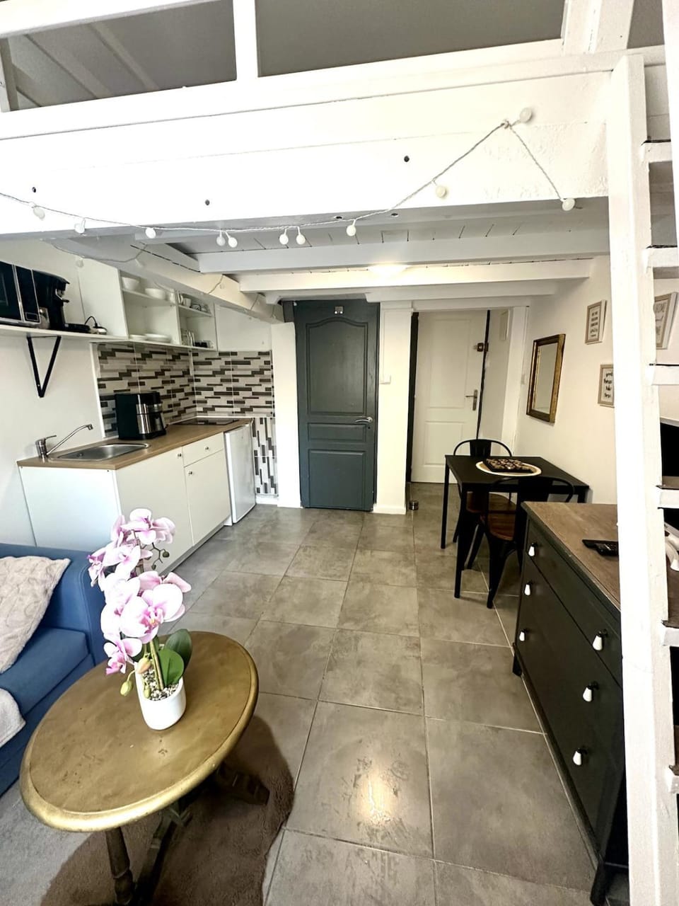 Kitchen or kitchenette, Living room, Dining area