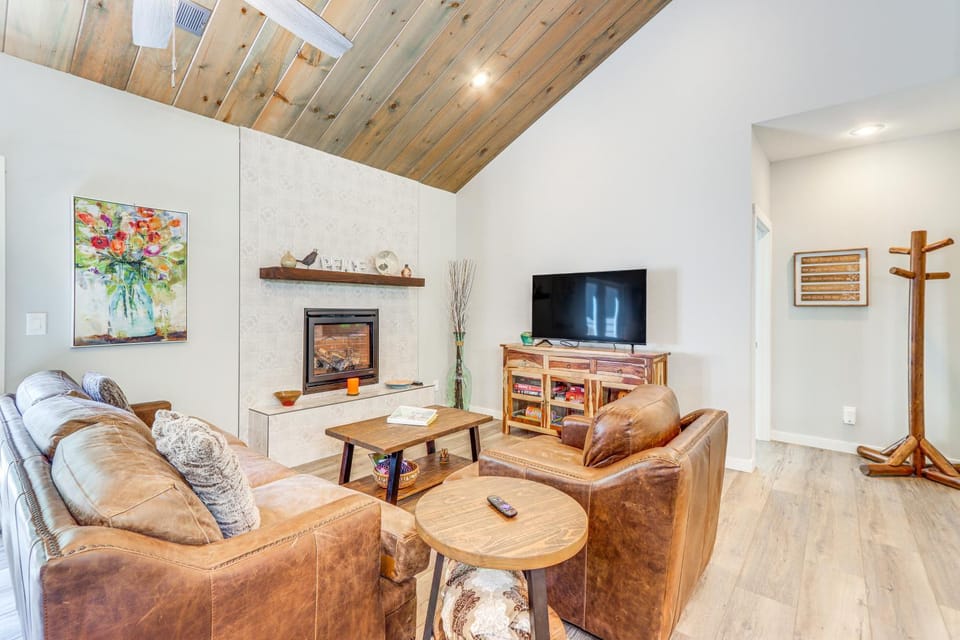 Hike, Fish & Kayak: Murphy Gem w/ Deck & Fire Pit House in Tennessee