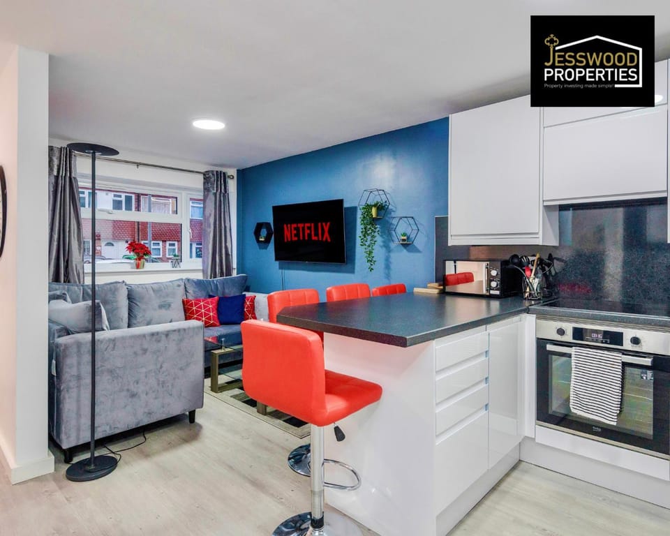 TV and multimedia, Kitchen or kitchenette, Living room, Seating area, Dining area, minibar, oven, pet friendly, stove, toaster