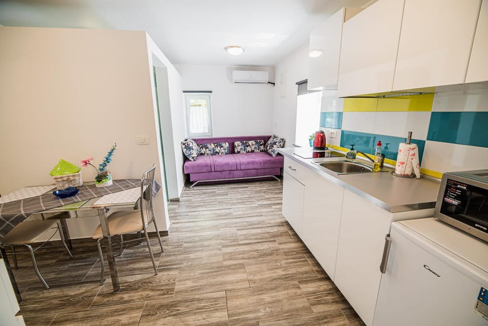 Dining area, Communal kitchen