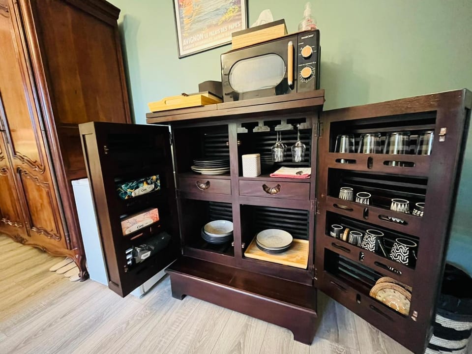 Coffee/tea facilities, minibar, oven