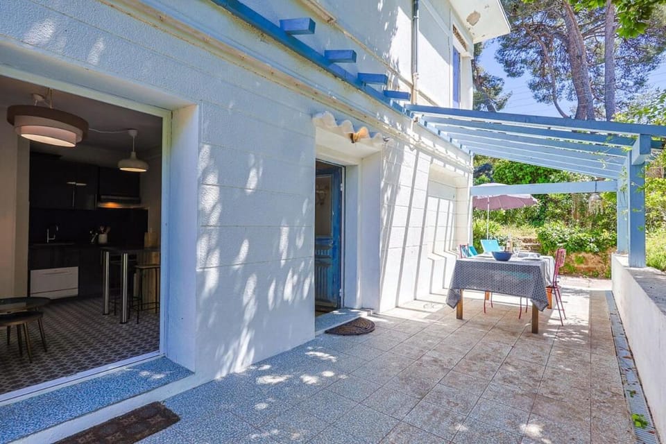 Maison de charme à 200 bord de mer, terrasse, jardin- Lesclesdenicole Apartment in French Riviera