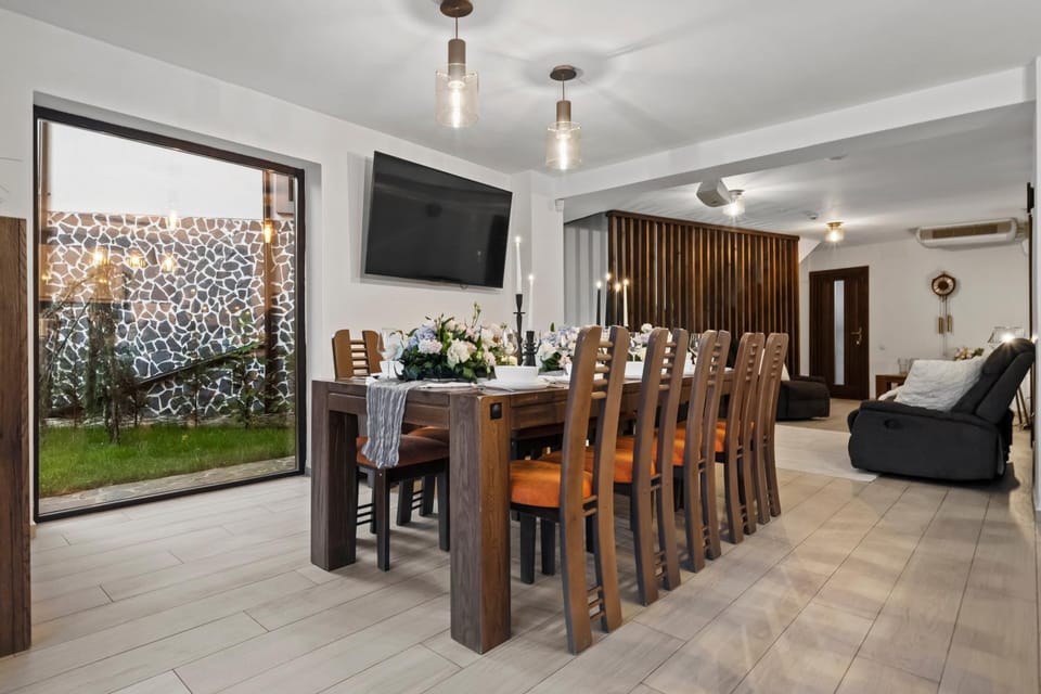 Communal lounge/ TV room, TV and multimedia, Living room, Seating area, Dining area, Evening entertainment