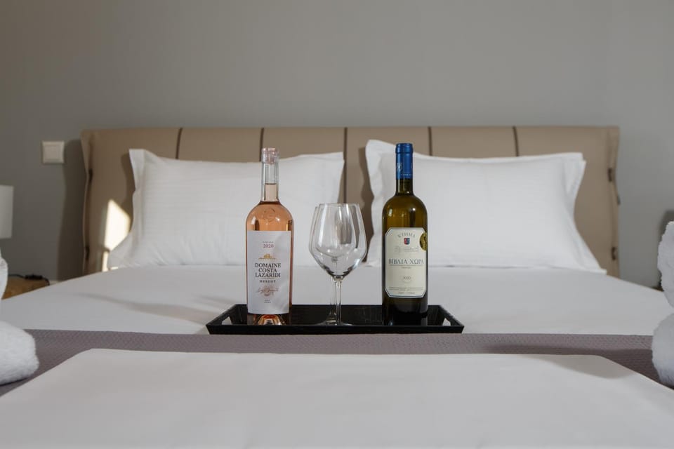 Bed, Food and drinks, Photo of the whole room, Bedroom