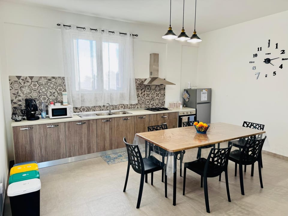 Coffee/tea facilities, Kitchen or kitchenette, Dining area, oven, stove