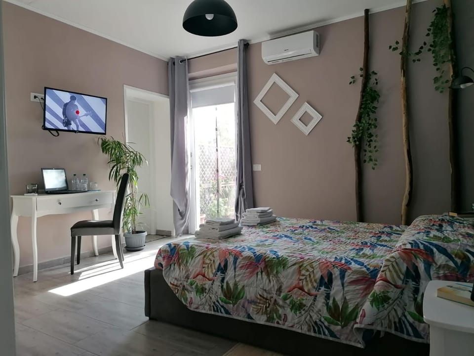 Bed, TV and multimedia, Photo of the whole room, Bedroom, air conditioner
