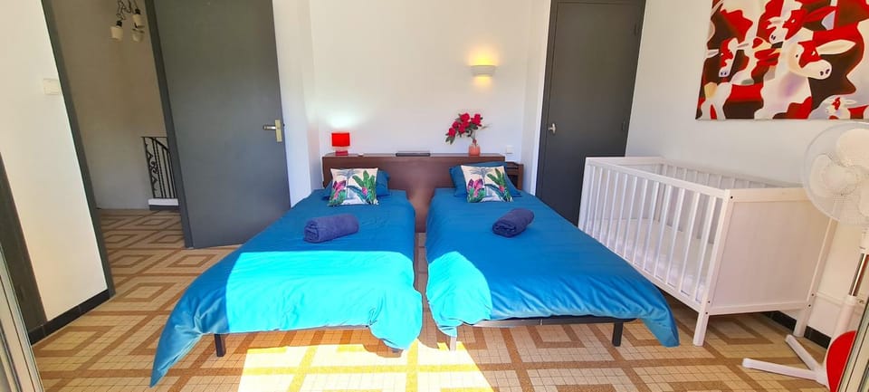Bed, Photo of the whole room, Bedroom, air conditioner