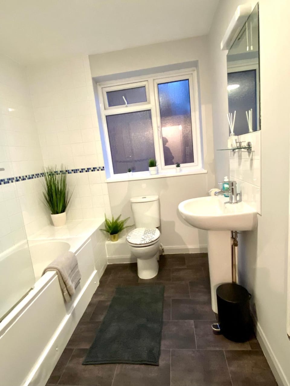 Funky Stylish Apartment! - 5 Minute Walk to the Best Beach! - Great Location - Parking - Fast WiFi - Smart TV - Newly decorated - sleeps up to 4! Close to Bournemouth & Poole Town Centre & Sandbanks Apartment in Poole