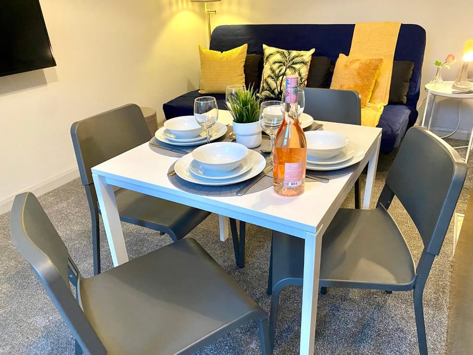 Funky Stylish Apartment! - 5 Minute Walk to the Best Beach! - Great Location - Parking - Fast WiFi - Smart TV - Newly decorated - sleeps up to 4! Close to Bournemouth & Poole Town Centre & Sandbanks Apartment in Poole