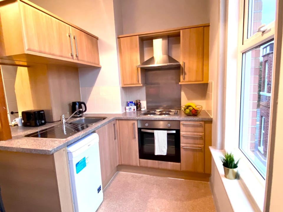 Funky Stylish Apartment! - 5 Minute Walk to the Best Beach! - Great Location - Parking - Fast WiFi - Smart TV - Newly decorated - sleeps up to 4! Close to Bournemouth & Poole Town Centre & Sandbanks Apartment in Poole