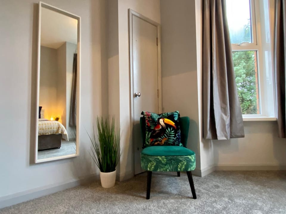 Funky Stylish Apartment! - 5 Minute Walk to the Best Beach! - Great Location - Parking - Fast WiFi - Smart TV - Newly decorated - sleeps up to 4! Close to Bournemouth & Poole Town Centre & Sandbanks Apartment in Poole