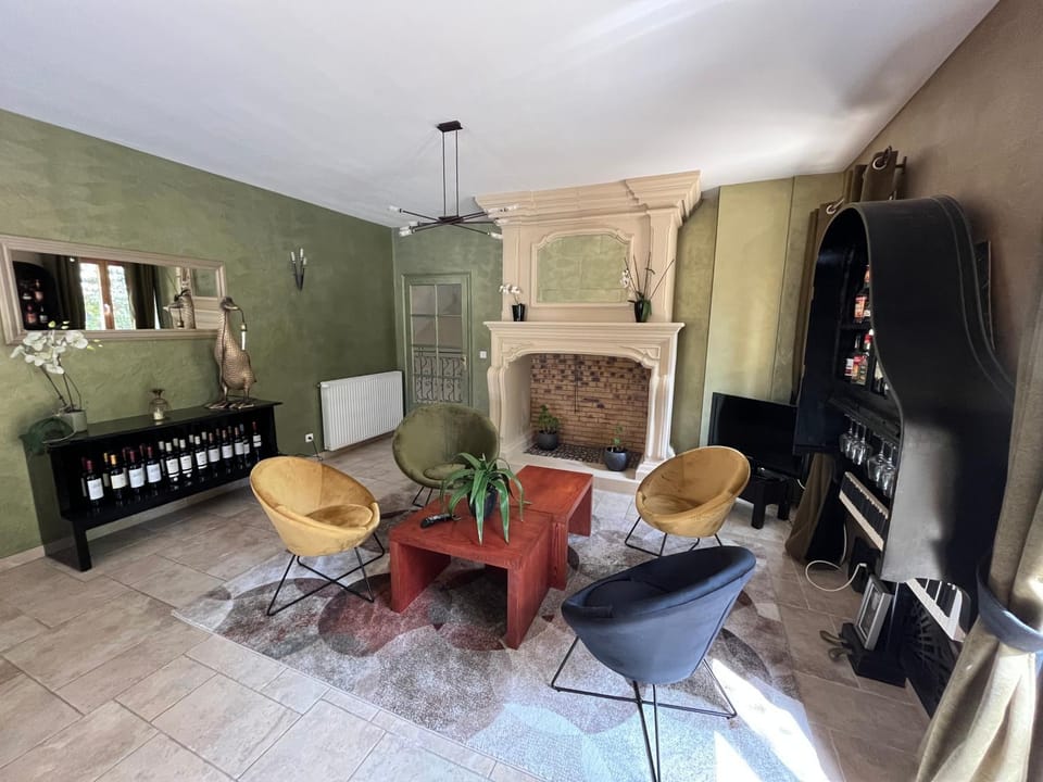 TV and multimedia, Living room, Seating area, internet