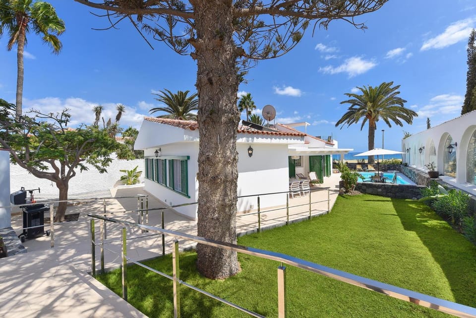 Property building, Facade/entrance, Day, Natural landscape, BBQ facilities, Garden, Garden view, Pool view, Swimming pool
