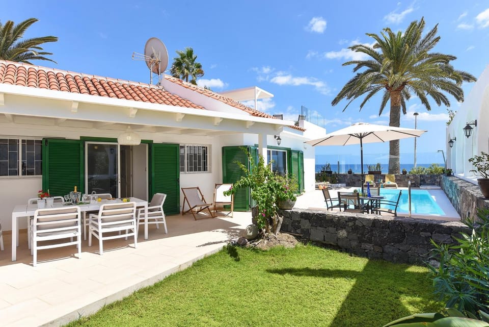 Property building, Patio, Day, Natural landscape, Garden, Balcony/Terrace, Dining area, Garden view, Pool view, Sea view, Swimming pool, sunbed