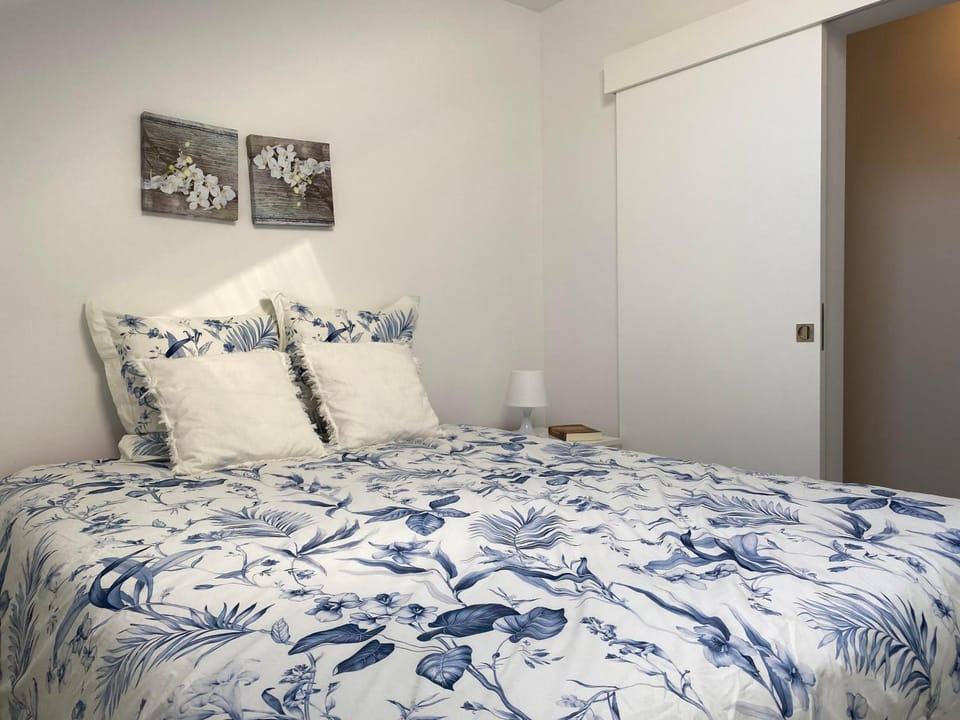 Bed, Logo/Certificate/Sign, Bedroom, fireplace, heating, internet, locker