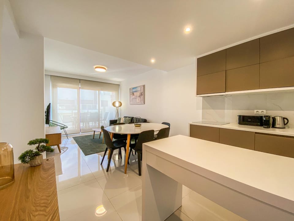 Kitchen or kitchenette, Dining area