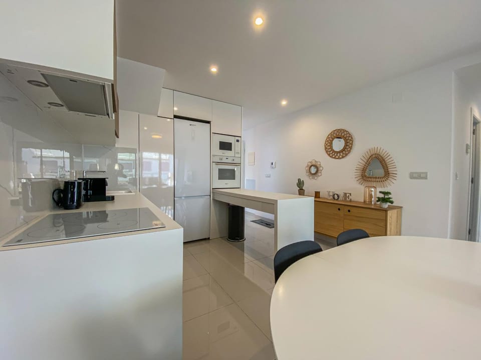 Kitchen or kitchenette, Dining area