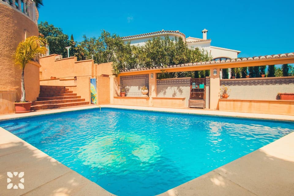 Property building, Day, Pool view, Swimming pool