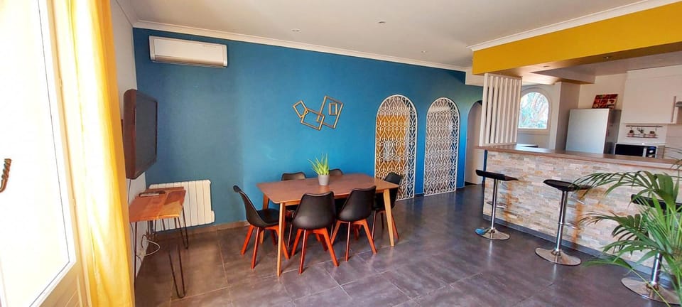 TV and multimedia, Living room, Lounge or bar, Dining area, air conditioner