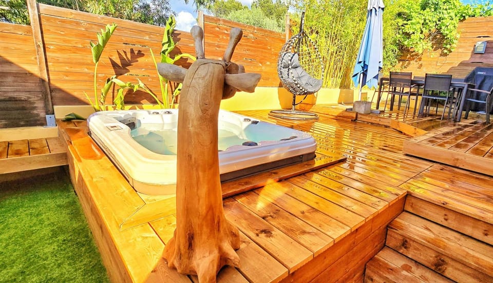 Patio, BBQ facilities, Hot Tub, Spa and wellness centre/facilities, Dining area, Landmark view, Mountain view