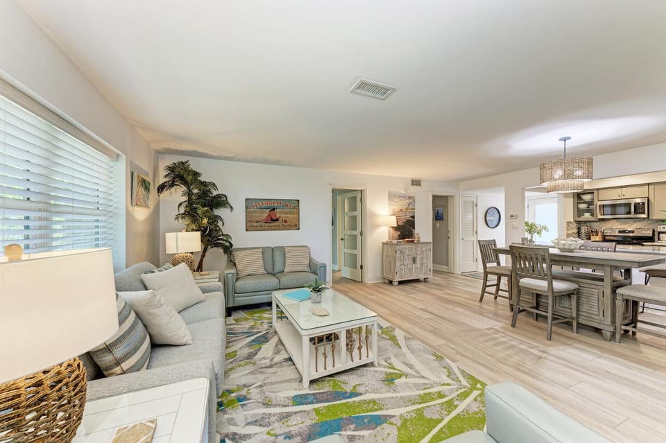 Sea Grape Inn 7 - BEACHFRONT Property Apartment in Longboat Key