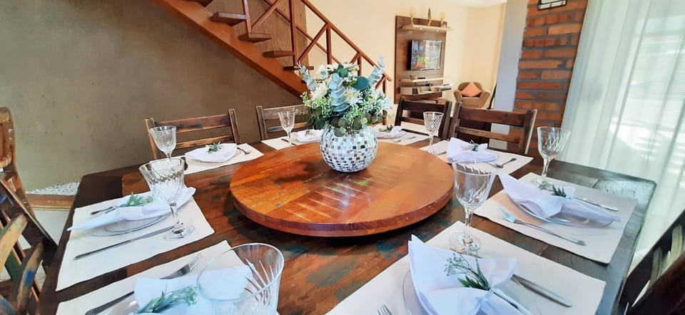 Restaurant/places to eat, Living room, Lunch