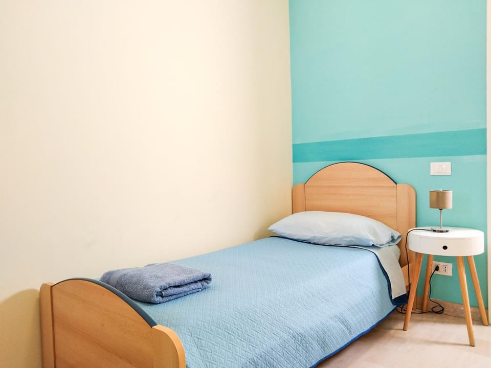 Bed, Day, Photo of the whole room, Bedroom, towels