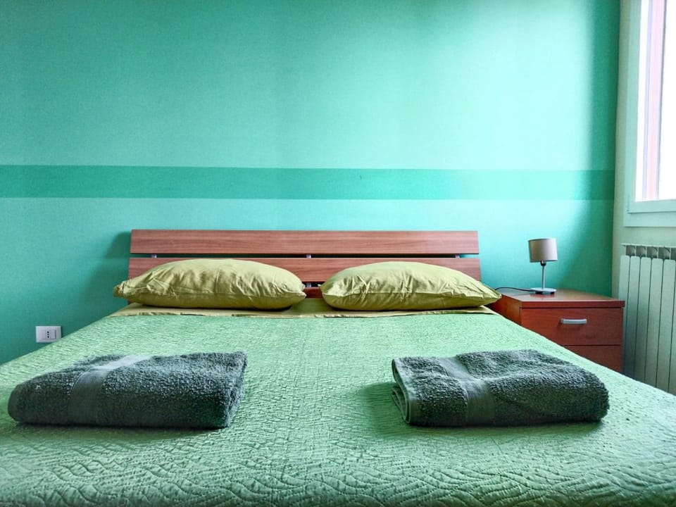 Bed, Photo of the whole room, Bedroom, heating, towels