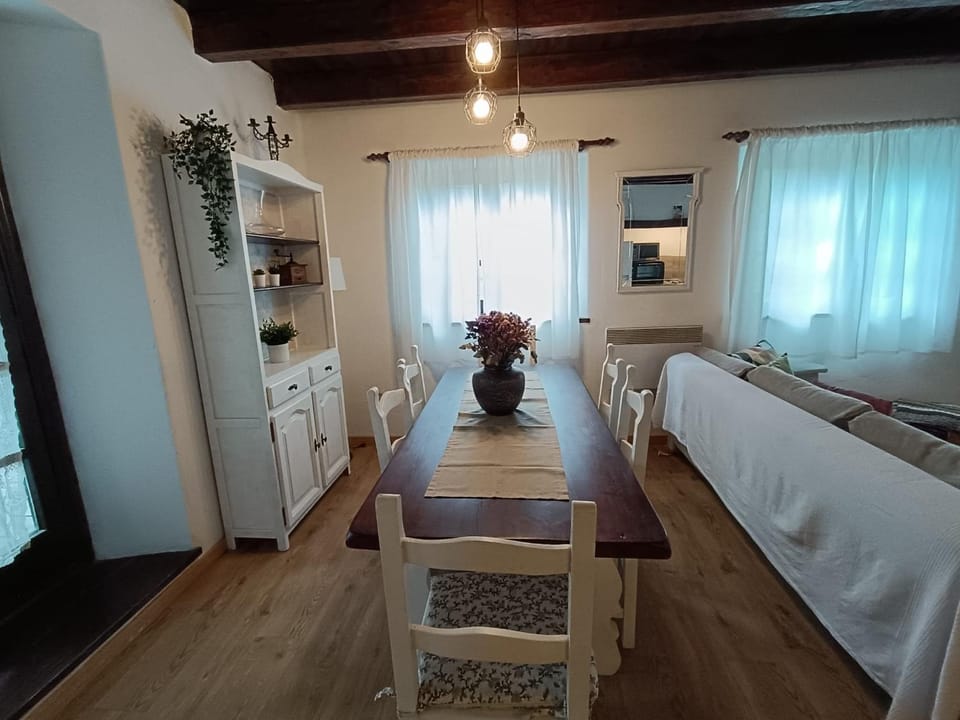 Seating area, Dining area