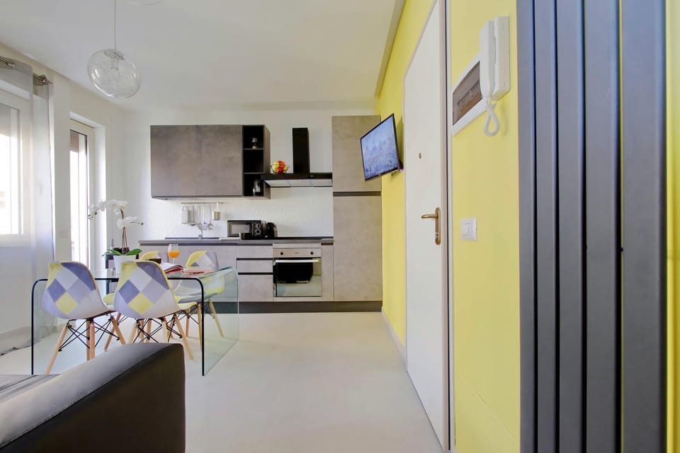 Kitchen or kitchenette, Dining area, Communal kitchen