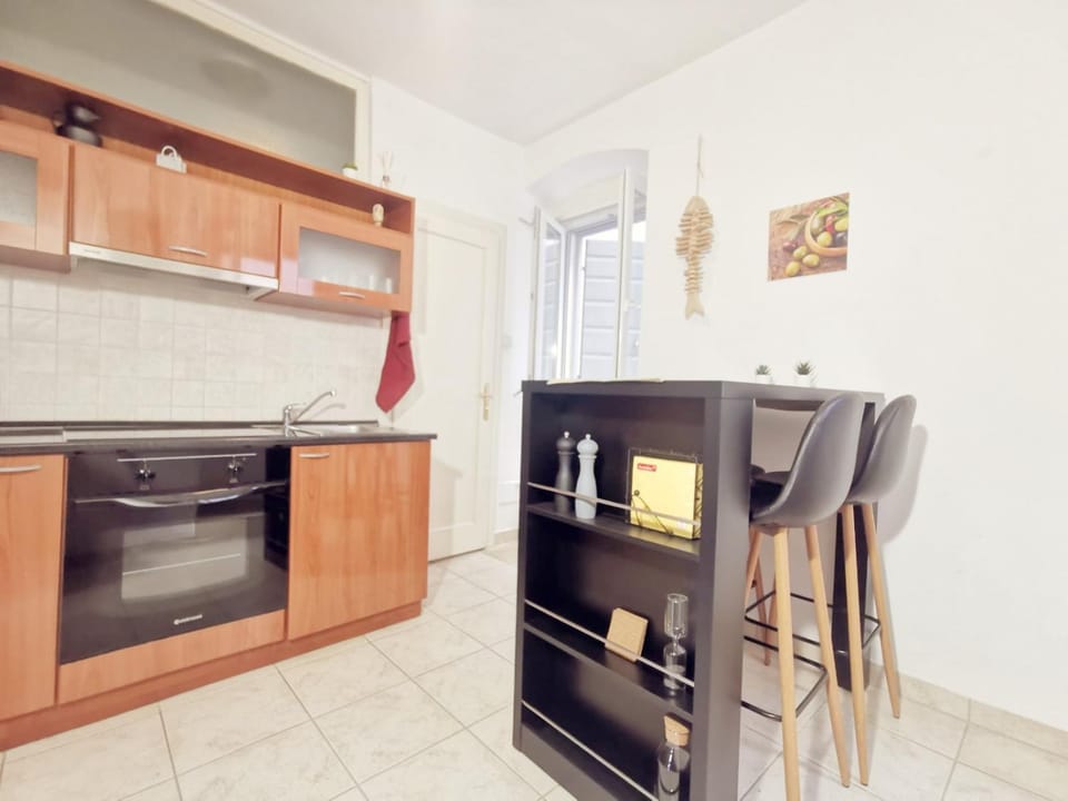 Kitchen or kitchenette, Dining area, pet friendly, stove