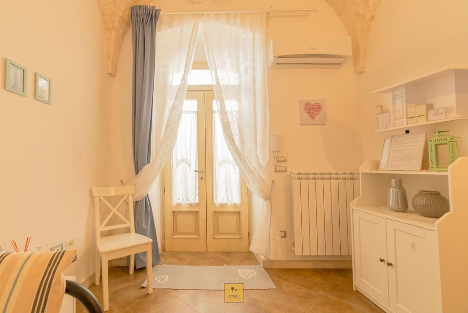 Living room, Seating area, Dining area, air conditioner