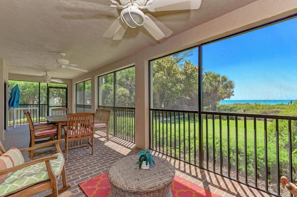 Sea Grape Inn 1- BEACHFRONT Property Apartment in Longboat Key