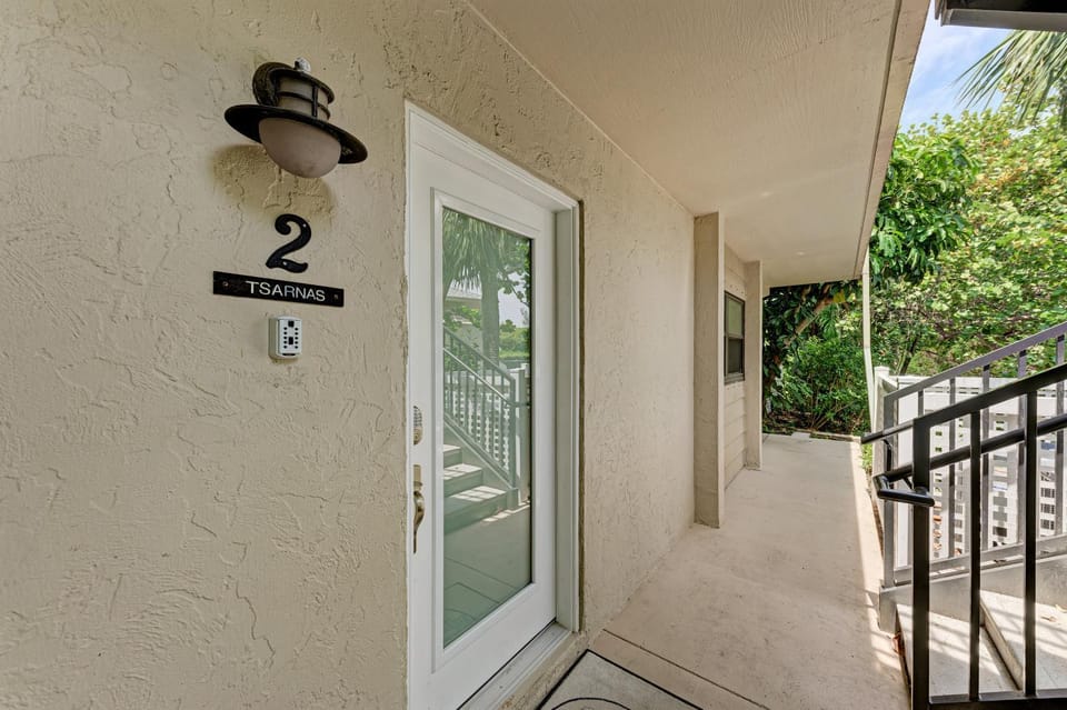 Sea Grape Inn 2- BEACHFRONT Property Apartment in Longboat Key