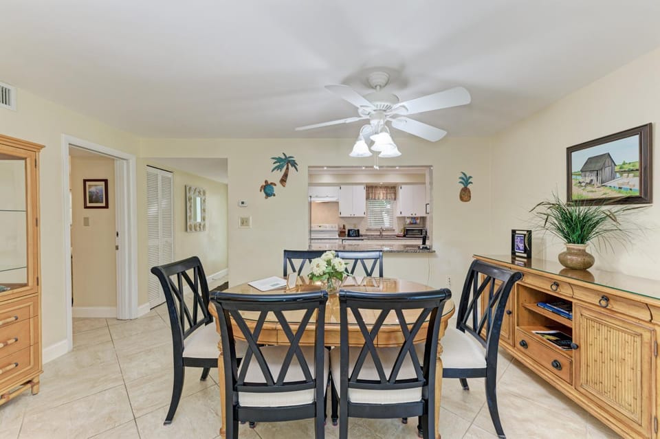 Sea Grape Inn 2- BEACHFRONT Property Apartment in Longboat Key