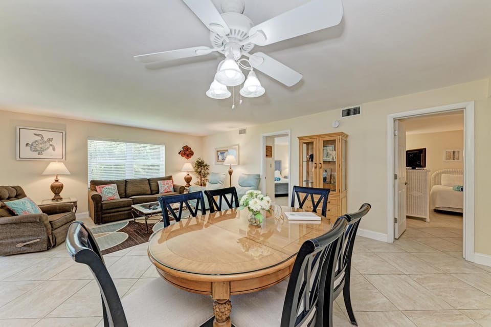 Sea Grape Inn 2- BEACHFRONT Property Apartment in Longboat Key